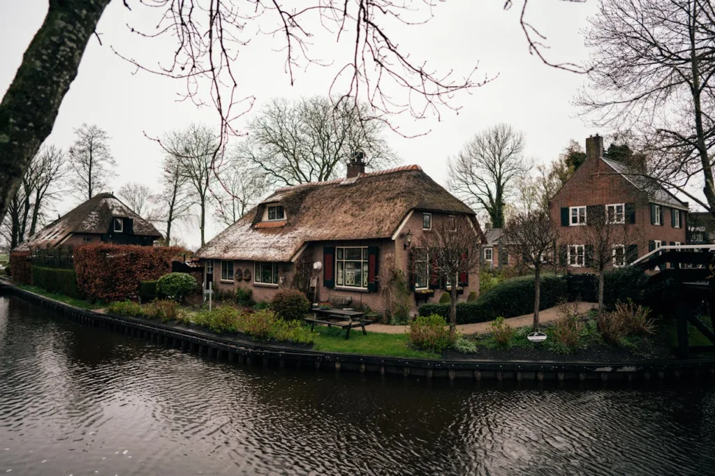 citygame giethoorn village near canal
