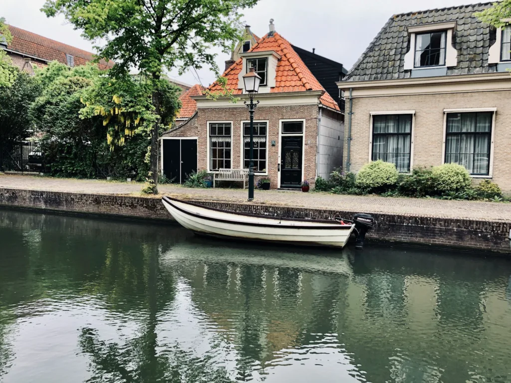 citygame hoorn white motorboat