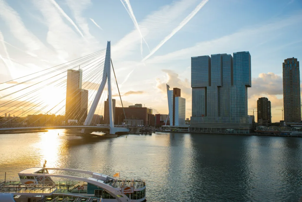 City Game Rotterdam Brigde and water